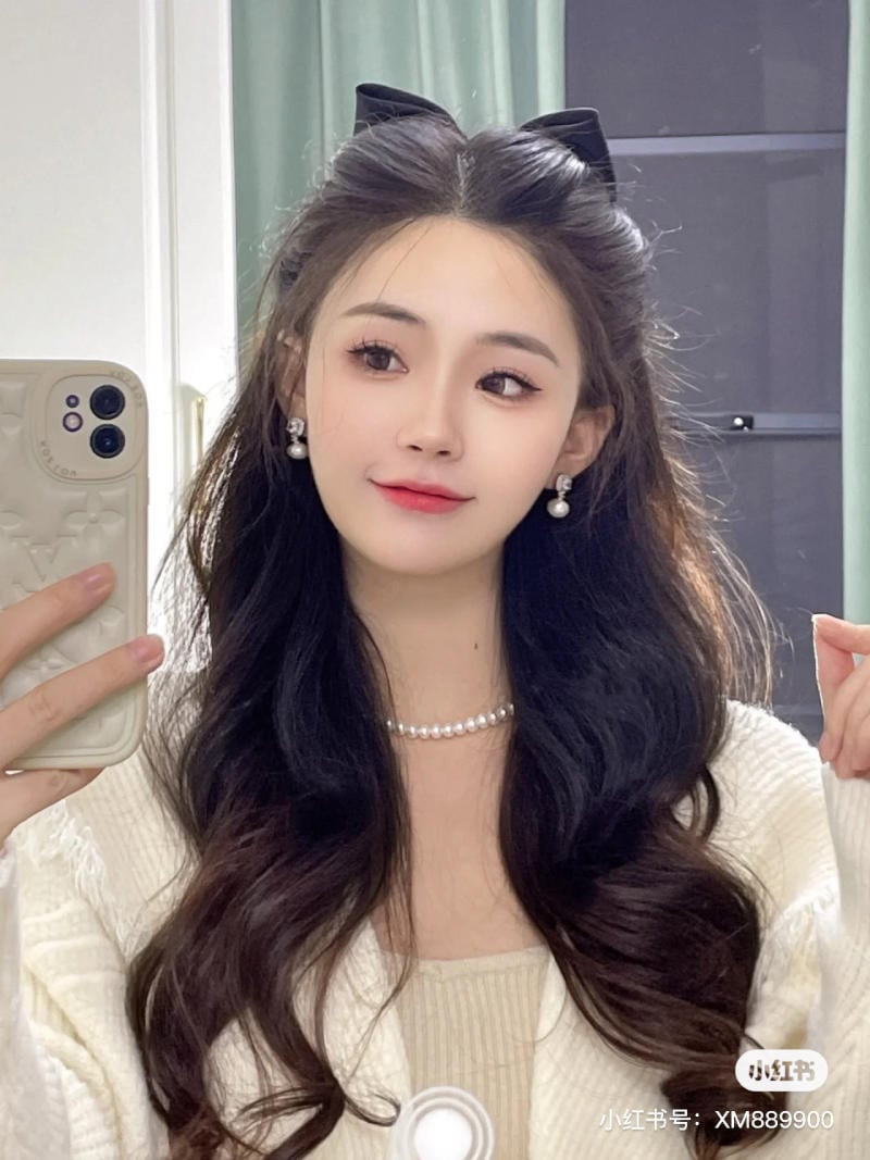 Kiểu tóc uốn lọn lớn bồng bềnh dự tiệc