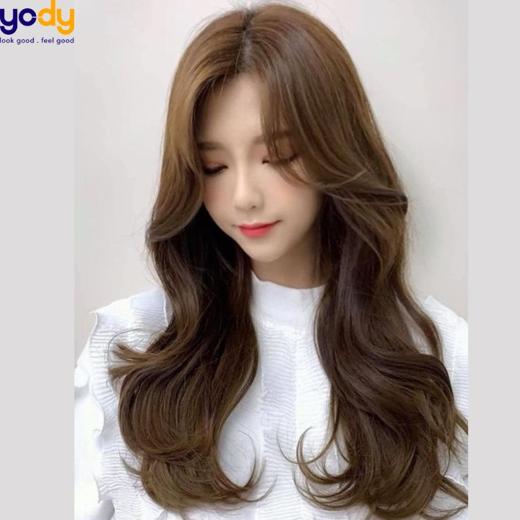 Kiểu tóc uốn lọn to mái bay che khuyết điểm trán