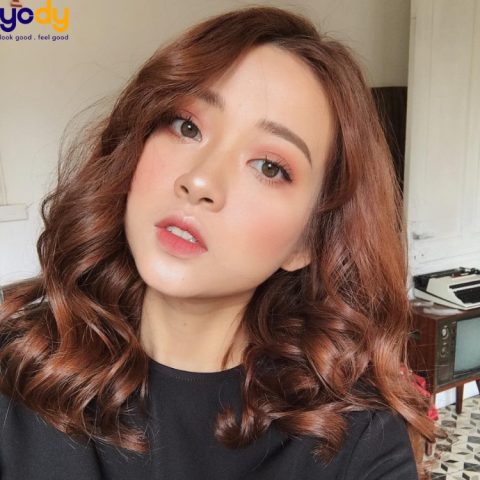 Kiểu tóc uốn lọn to tự nhiên đang thịnh hành cho vẻ đẹp cuốn hút