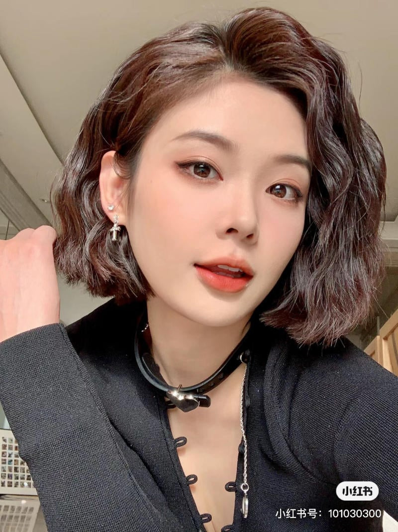 Kiểu tóc uốn ngắn đẹp cho nữ mặt tròn thêm phần thanh tú