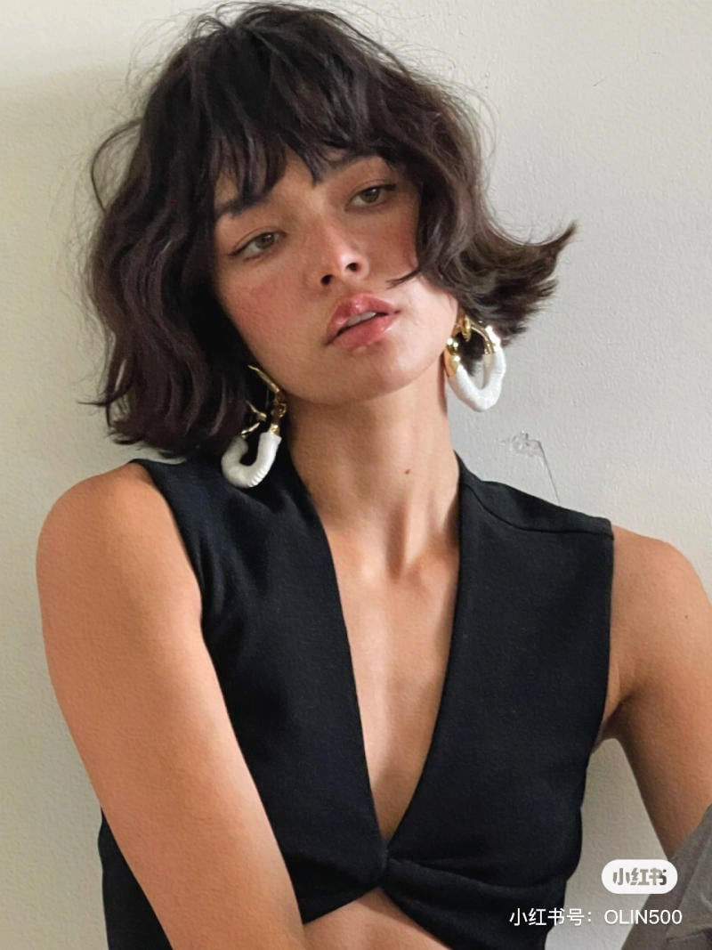 Kiểu tóc uốn ngắn đẹp cho nữ mặt vuông thêm dịu dàng