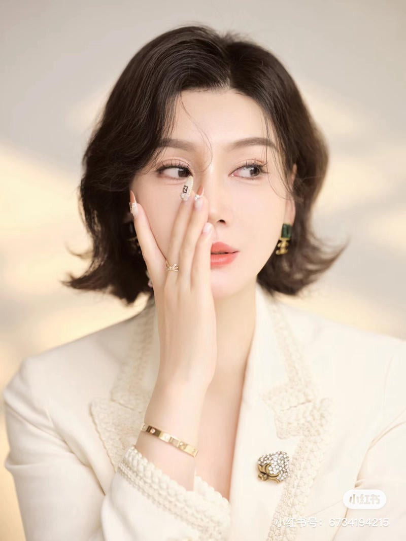 Kiểu tóc uốn ngắn đẹp cho nữ trung niên sang trọng