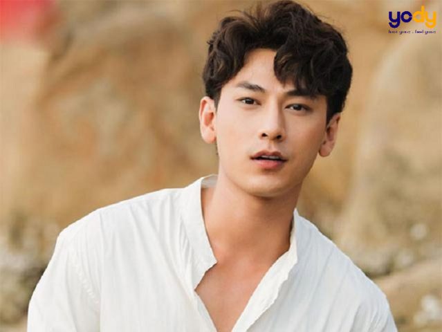 Kiểu tóc uốn side part phồng tự nhiên