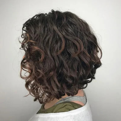 Kiểu tóc uốn sóng lơi nhẹ nhàng