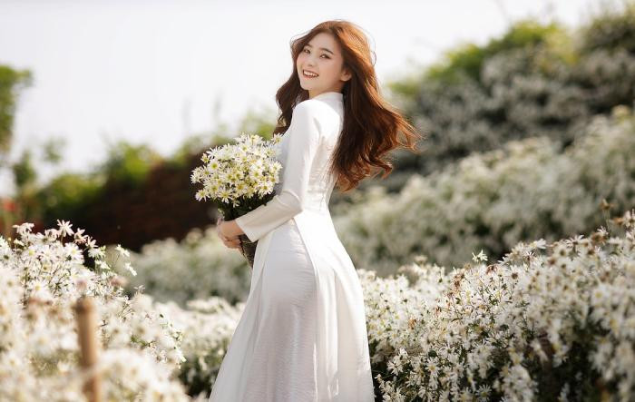 Kiểu tóc uốn xoăn lọn nhỏ bồng bềnh cho áo dài trắng