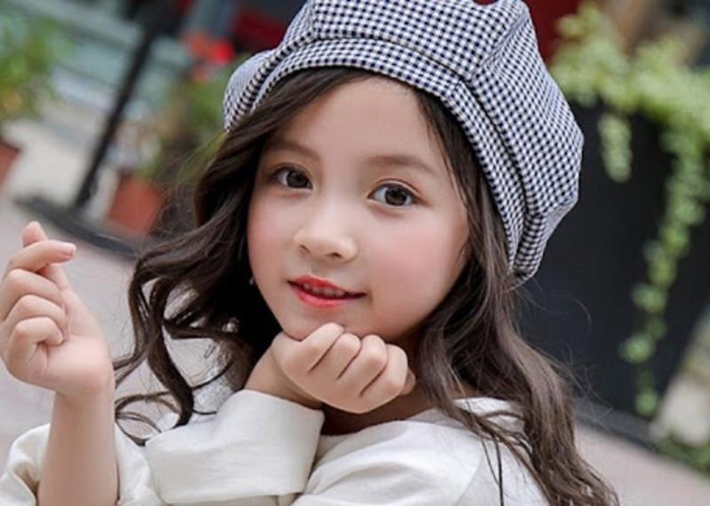 Kiểu tóc uốn xoăn nhẹ nhàng cho bé gái tóc dài