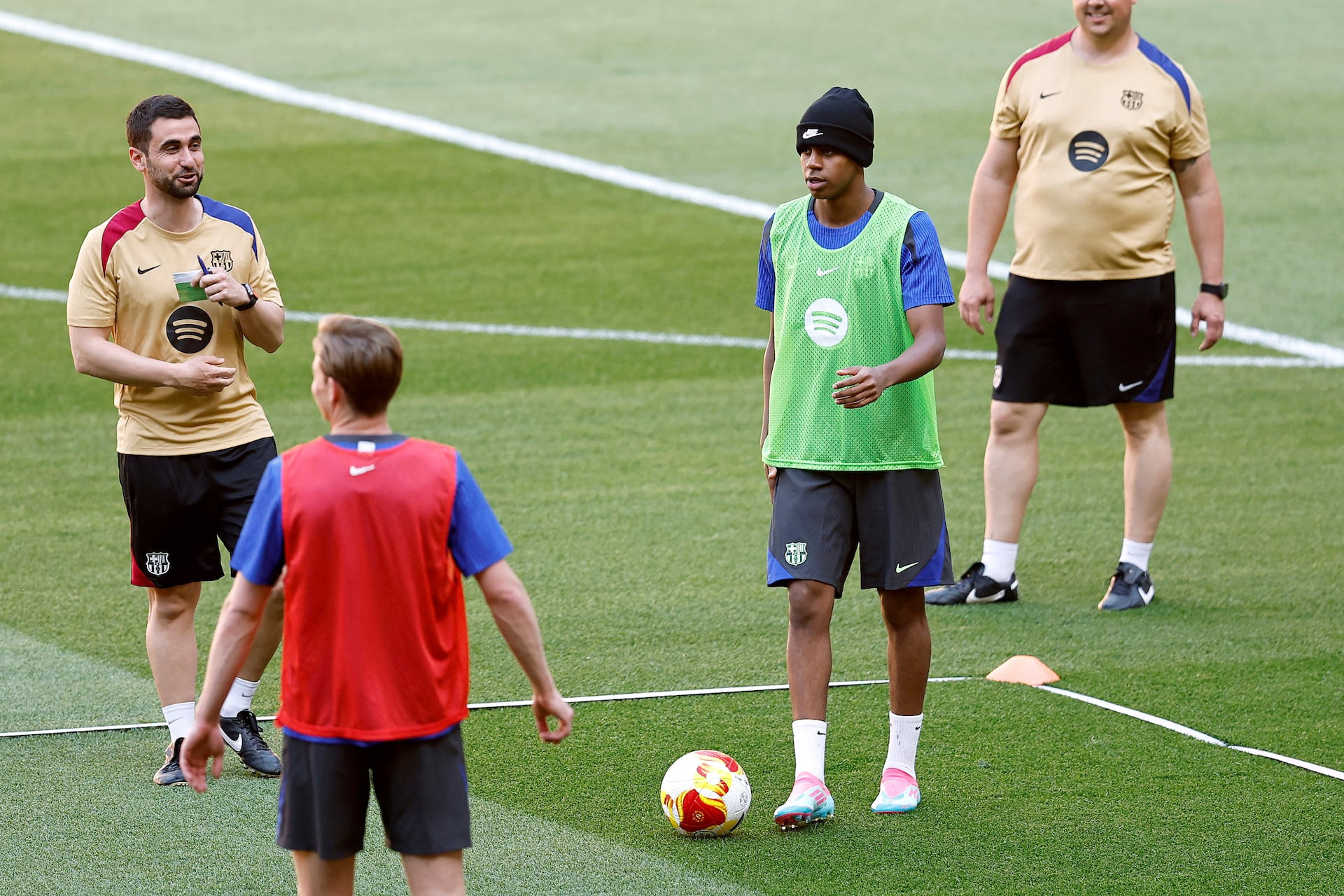 Kiểu tóc vàng của Yamal được tiết lộ trước El Clásico