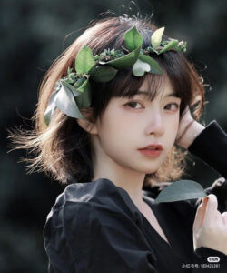 Kiểu tóc với vòng hoa tạo vẻ đẹp tươi mới