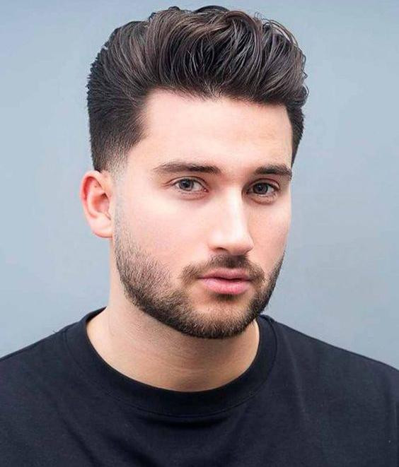 Kiểu tóc vuốt ngược ra sau mang lại vẻ lịch lãm và sang trọng cho mọi khuôn mặt, bao gồm mặt tròn