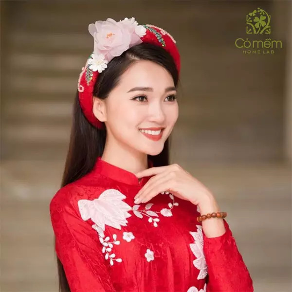 Kiểu tóc xõa dài đội mấn mang vẻ đẹp cổ điển, quý phái