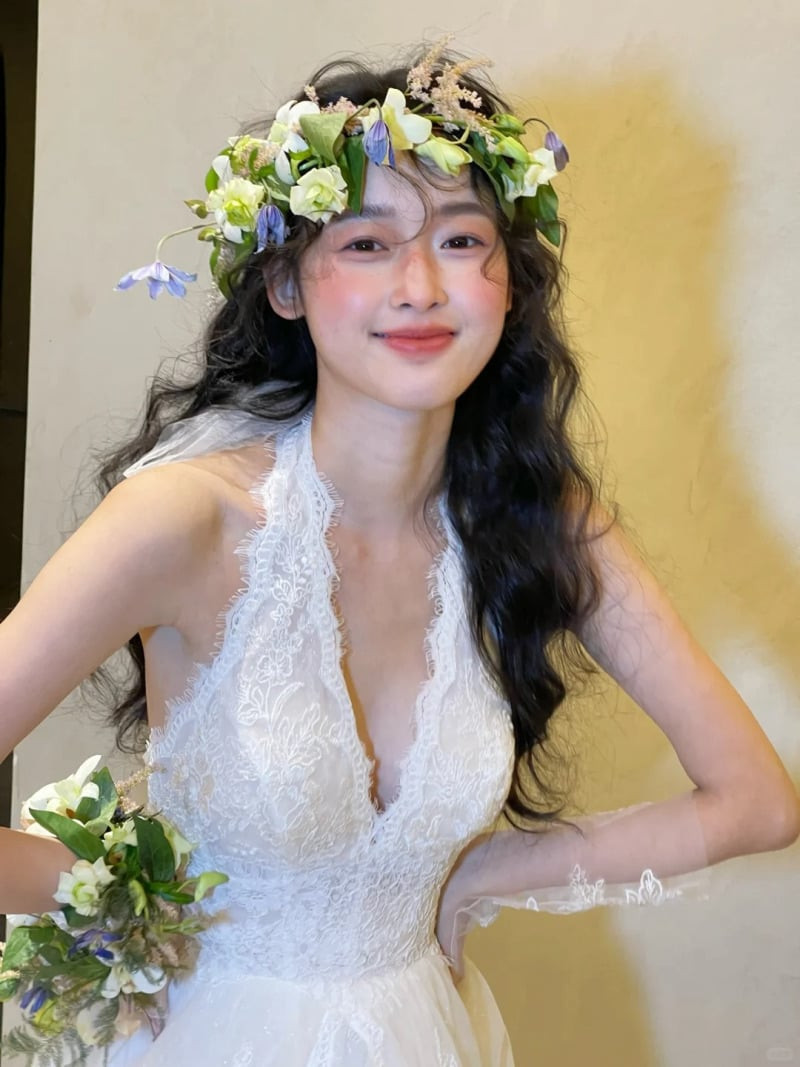 Kiểu tóc xoăn Boho lãng mạn với vòng hoa