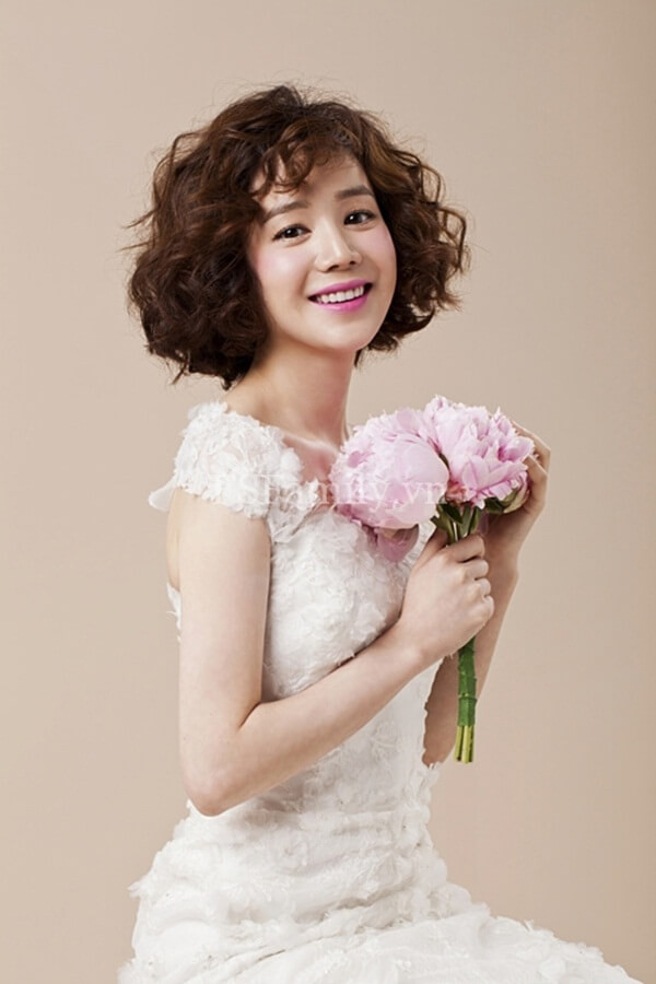 Kiểu tóc xoăn mì tôm cá tính cho phụ nữ trung niên