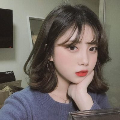 Kiểu tóc xoăn ngắn mái thưa dễ thương sẽ giúp bạn ăn gian tuổi tác rất tốt, mang lại vẻ ngoài trẻ trung và năng động.