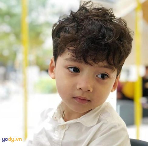 Kiểu tóc xoăn nhẹ lãng tử cho bé trai 3 tuổi ít tóc, gương mặt đáng yêu