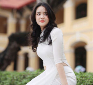 Kiểu tóc xoăn phồng đẹp sang chảnh và nữ tính cho kỷ yếu