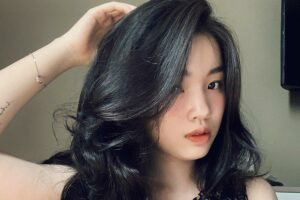 kiểu tóc xoăn sóng lơi lớn thanh lịch, phù hợp cho cô nàng công sở