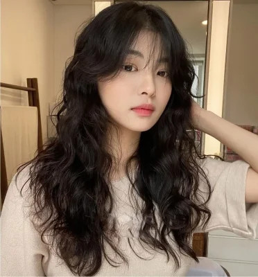 Kiểu tóc xoăn tít cho mặt tròn béo thêm phần cá tính