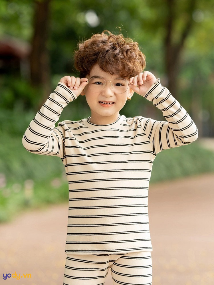 Kiểu tóc xoăn tự nhiên cho bé trai Hàn Quốc, tóc sáng màu