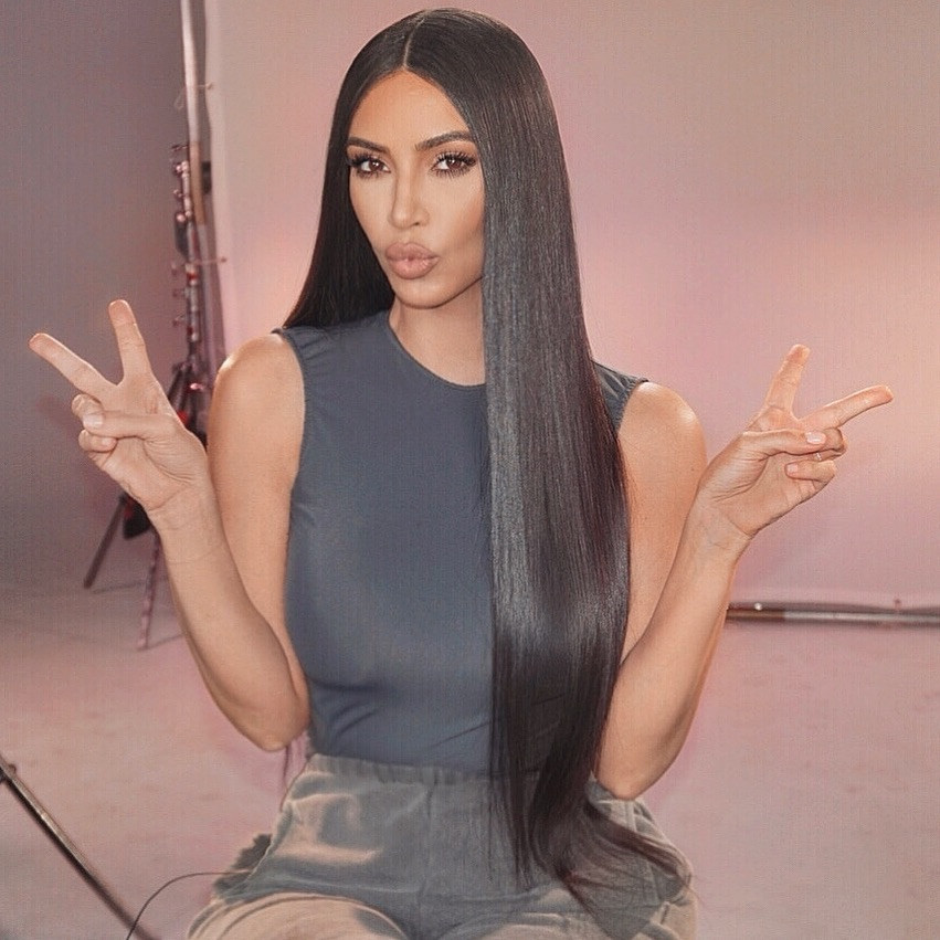 Kim Kardashian với mái tóc thẳng dài, tái hiện xu hướng tóc nữ thập niên 70 hiện đại.