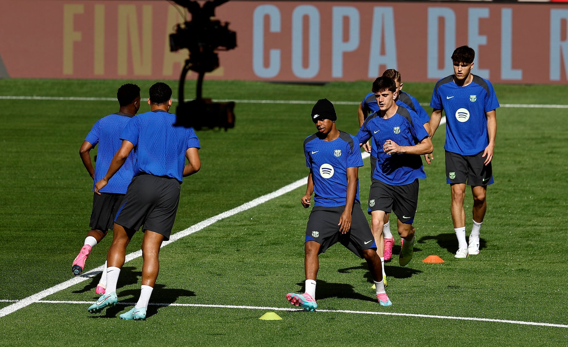 Lamine Yamal che giấu kiểu tóc mới của Yamal trên sân tập