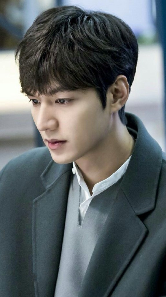 Lee Min-ho với kiểu tóc thẳng ngắn tự nhiên trong Huyền Thoại Biển Xanh