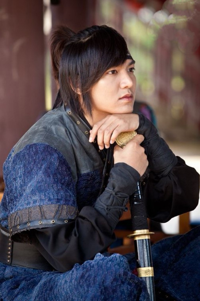 Lee Min Ho với mái tóc dài được buộc gọn gàng, phong thái chiến binh Choi Young