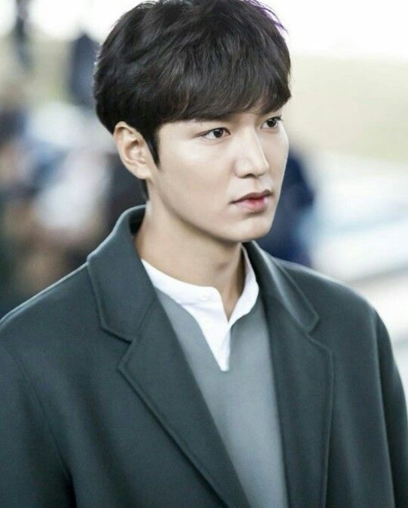 Lee Min Ho với vẻ ngoài thư sinh, mái tóc tự nhiên trong Huyền Thoại Biển Xanh