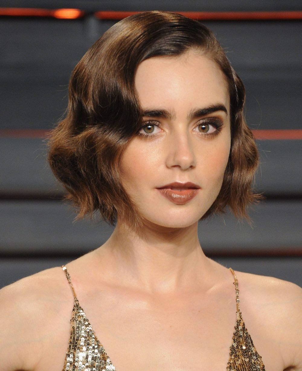 Lily Collins với mái tóc bob ngắn ngang cằm nữ gợn sóng, mang vẻ đẹp sống động