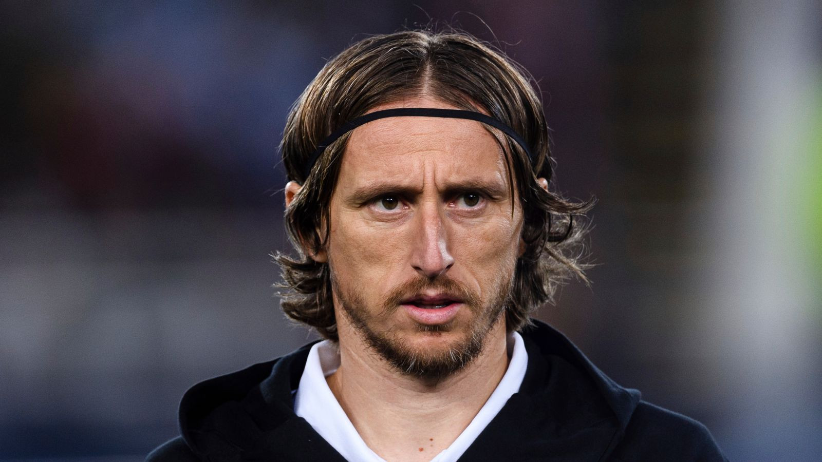 Luka Modric trên sân cỏ với kiểu tóc dài được giữ gọn gàng