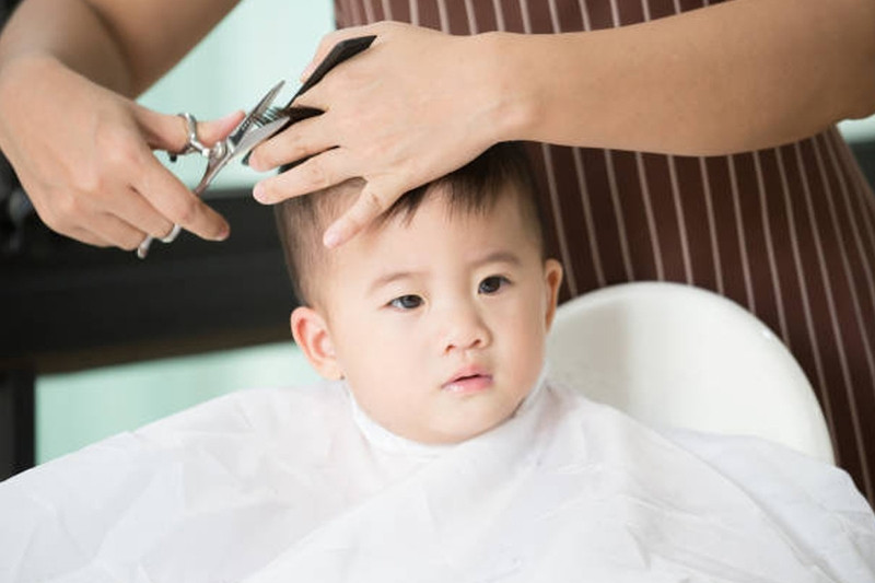 Lưu ý khi cắt tóc cho bé trai 9 tháng tuổi