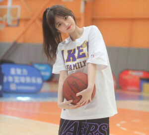 Mái tóc buộc đuôi gà với mái bay nhẹ nhàng