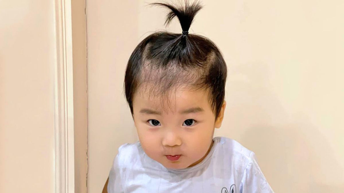 Mái tóc buộc lên cho bé trai dễ thương