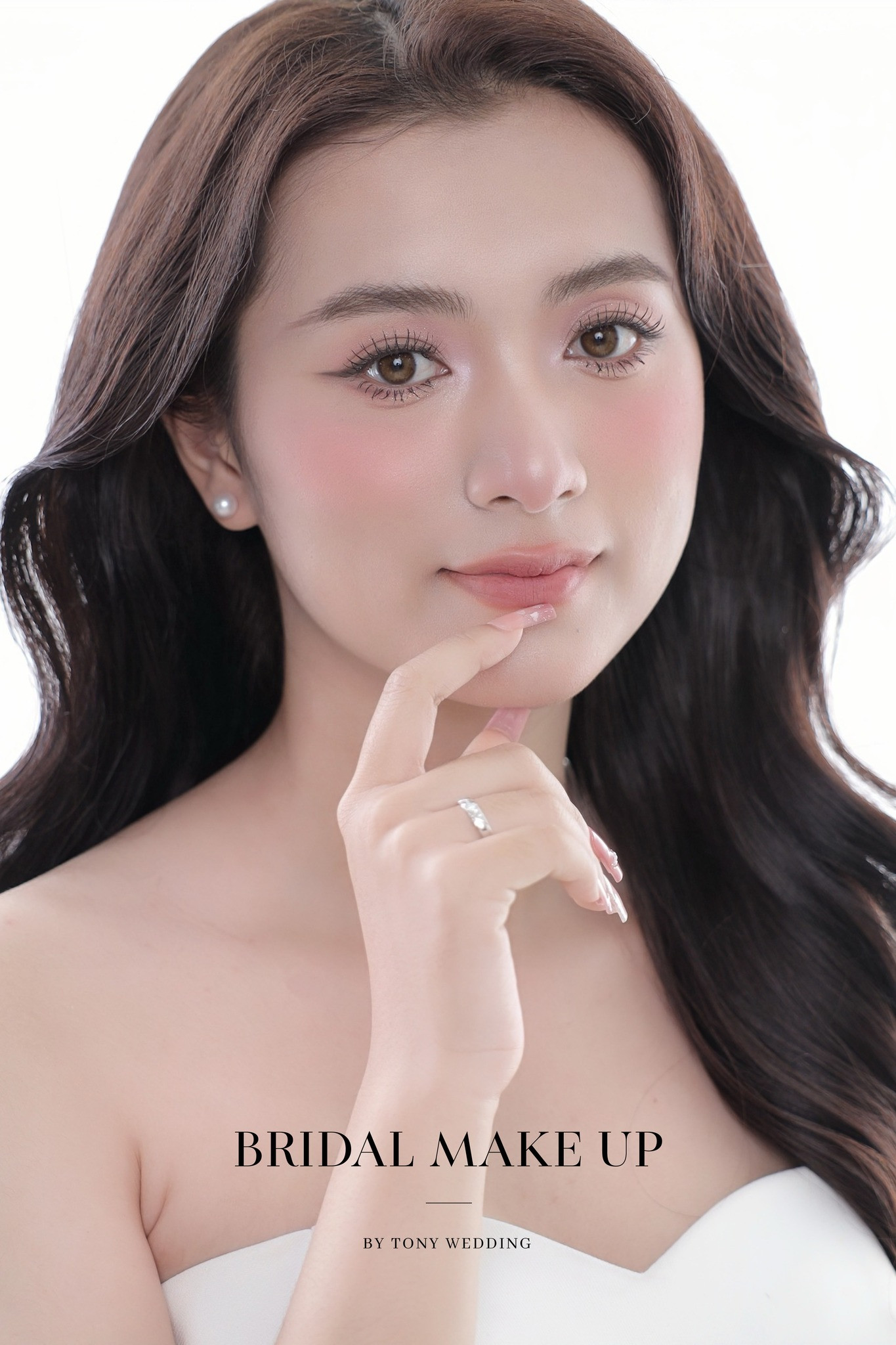 Mái tóc cưới uốn xoăn nhẹ nhàng, phù hợp với cô dâu mặt tròn, tôn vẻ đẹp tự nhiên