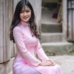 Mái tóc dài uốn xoăn nhẹ phần đuôi kết hợp áo dài trắng