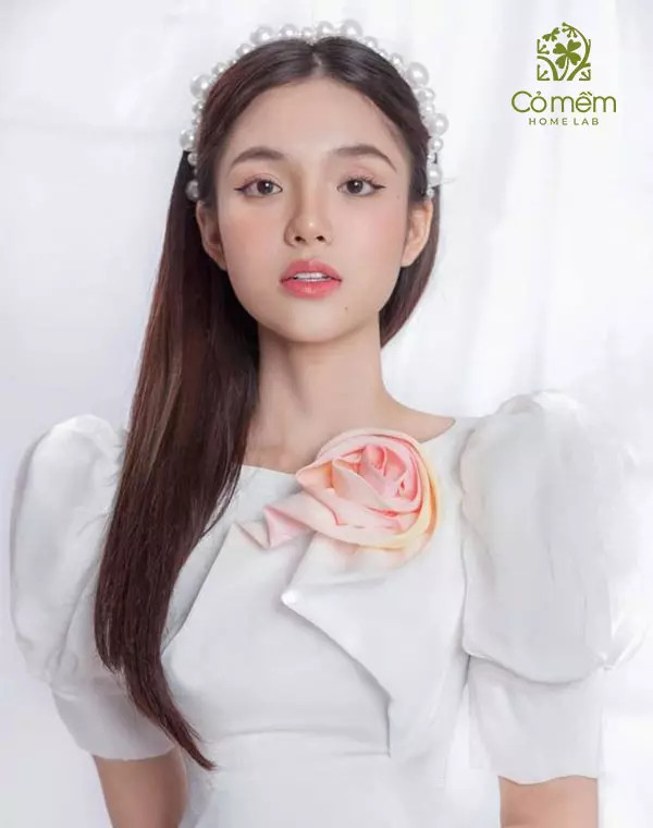 Mái tóc lá uốn cụp đuôi nhẹ nhàng, phù hợp với áo dài