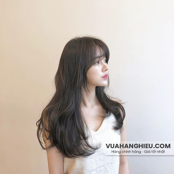 Mái tóc layer nữ uốn xoăn nhẹ lãng mạn, tôn lên vẻ đẹp nữ tính.