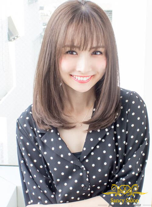 Mái tóc lửng nữ uốn nhẹ kết hợp mái thưa giúp nàng trẻ trung hơn