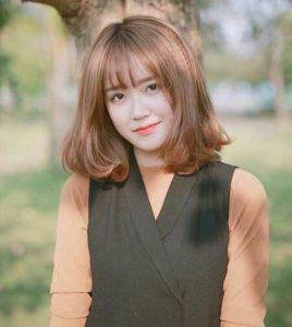 Mái tóc ngắn cùng mái thưa kiểu Hàn Quốc mang lại vẻ đẹp trẻ trung, dễ thương cho cô gái, là lựa chọn lý tưởng khi chụp ảnh tóc ngắn che mặt.