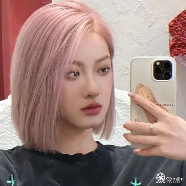 Mái tóc ngắn duỗi thẳng với màu nhuộm sáng cá tính, biểu tượng của các kiểu tóc hot 2024