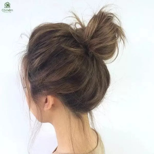 Mái tóc ngắn kiểu Hàn Quốc được buộc cao đánh rối, tạo độ phồng tự nhiên