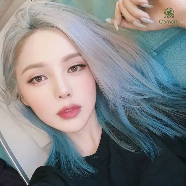 Mái tóc ngắn nhuộm móc lai màu sáng rực rỡ, phù hợp với làn da trắng