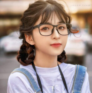 Mái tóc tết hai bên đáng yêu cho buổi chụp kỷ yếu