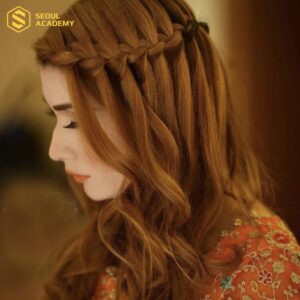 Mái tóc tết thác nước mềm mại, lãng mạn cho những cô nàng yêu vẻ đẹp cổ điển.