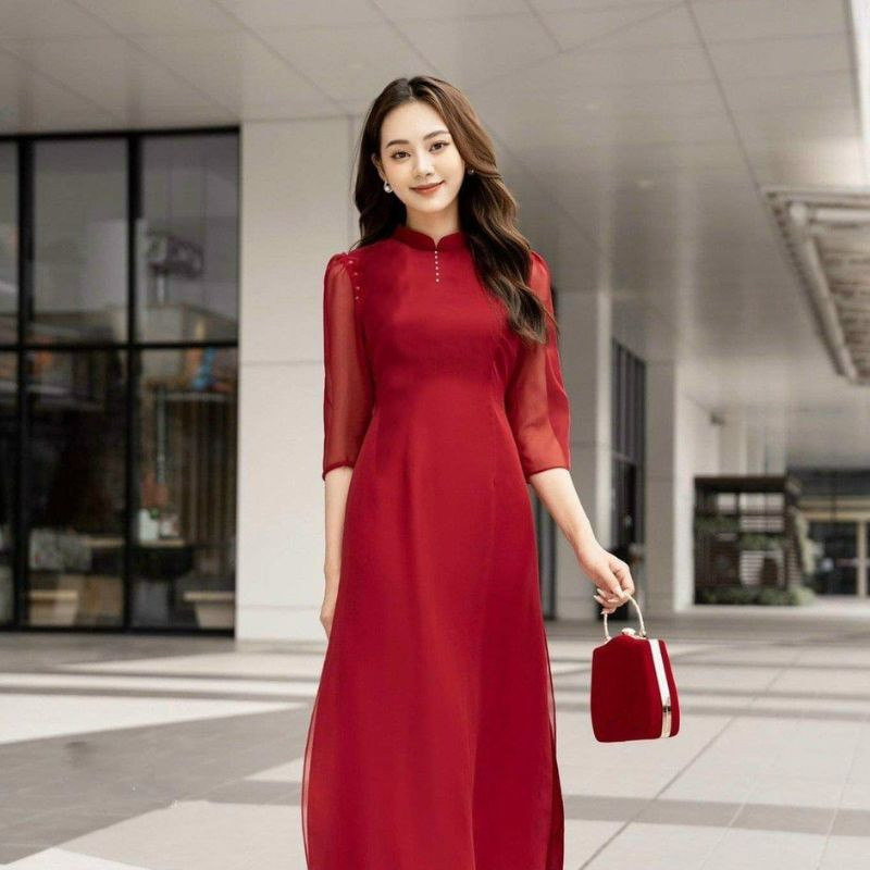 Mái tóc thả uốn gợn sóng tự nhiên và thanh lịch, hoàn hảo cho những cô nàng diện áo dài tay phồng
