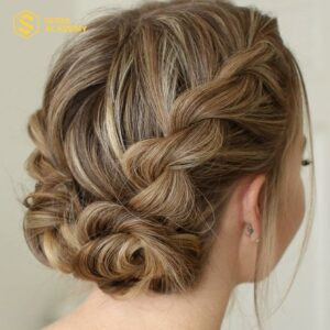 Mái tóc thắt bím búi gọn gàng, phù hợp với trang phục dạ hội đơn giản mà sang trọng.