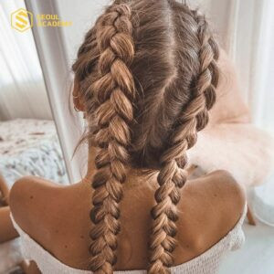 Mái tóc thắt bím hai bên năng động, phù hợp cho những cô nàng cá tính dự tiệc.