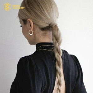 Mái tóc thắt bím thấp đơn giản nhưng tinh tế, phù hợp cho mọi bữa tiệc.