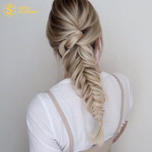 Mái tóc thắt bím xương cá truyền thống, mang vẻ đẹp thanh lịch và tinh tế.