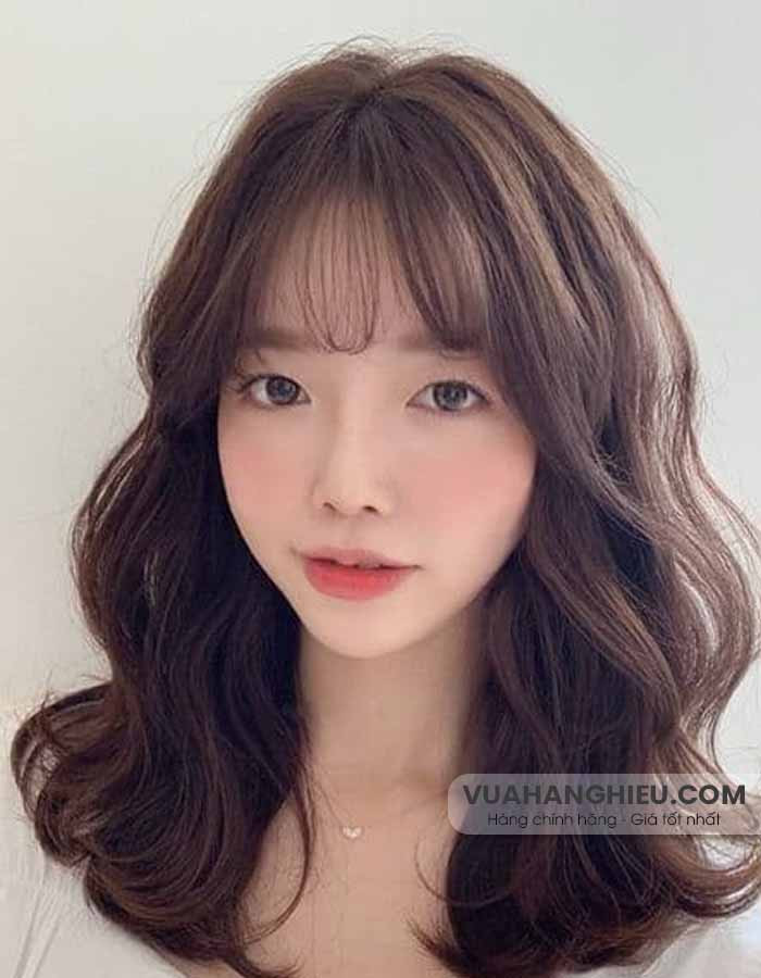 Mái tóc uốn gợn sóng ngang vai trẻ trung, hiện đại