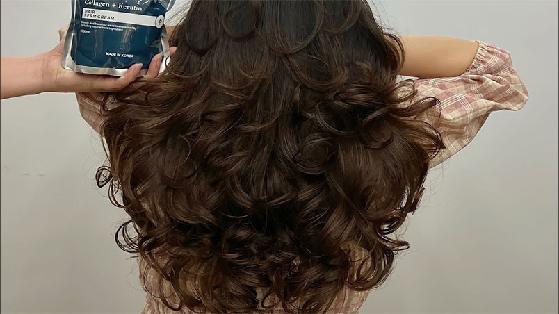 Mái tóc xoăn bung ngắn hợp với nhiều khuôn mặt, tôn lên đường nét